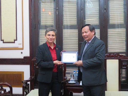 Tổng cục trưởng TCDL Nguyễn Văn Tuấn tặng quà lưu niệm cho Đại sứ Thụy Sỹ Beatrice Maser Mallor